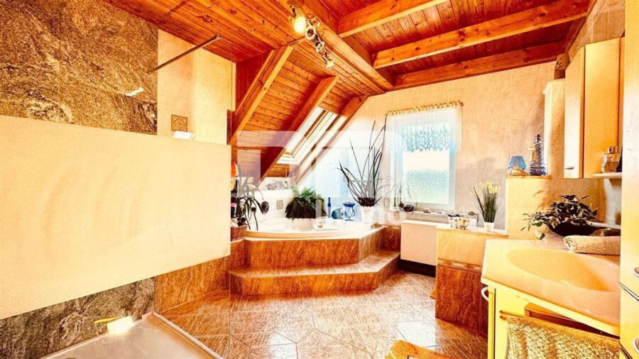 Schönes Mehrfamilienhaus geteilt nach WEG mit umfangreichen Nutzflächen und Traumgrundstück - WE3 - 2.OG / DG Badezimmer / Wanne / Dusche